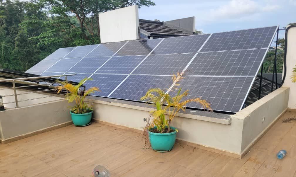 Champ photovoltaïque en terrasse